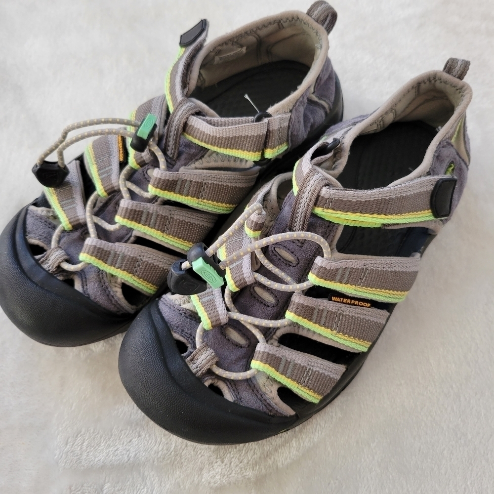 𝅺Keen Youth Sandals Sz 4